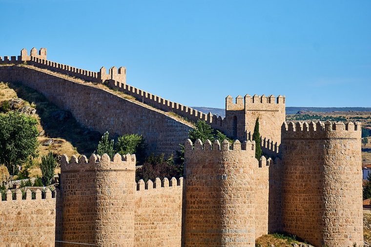 Les remparts médiévaux d'Ávila illuminés au crépuscule