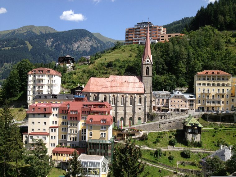 Les grands hôtels Belle Époque et la cascade au centre de Bad Gastein