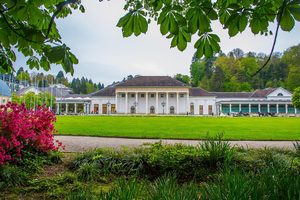 La façade à colonnes du Kurhaus de Baden-Baden et ses jardins