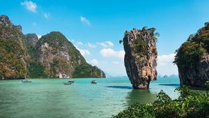 Les pitons karstiques émergeant des eaux émeraude de la baie de Phang Nga