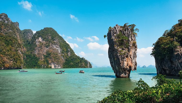 Les pitons karstiques émergeant des eaux émeraude de la baie de Phang Nga