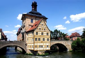 L'ancien hôtel de ville de Bamberg construit sur un pont au-dessus de la rivière Regnitz