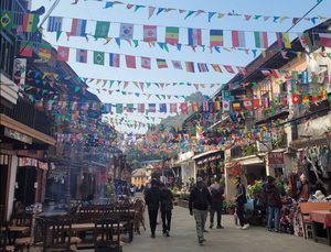 La rue principale piétonne de Bandipur bordée de maisons traditionnelles newars