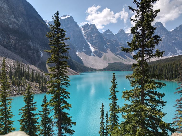 Le lac Moraine et la vallée des Dix Pics au petit matin