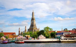 Les toits dorés du Grand Palais et le fleuve Chao Phraya à Bangkok