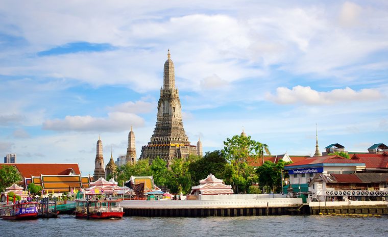 Les toits dorés du Grand Palais et le fleuve Chao Phraya à Bangkok