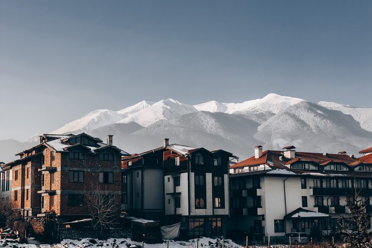 Les sommets enneigés du parc national du Pirin dominant la ville de Bansko
