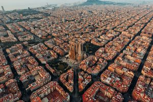Vue plongeante sur la Sagrada Família et les toits de l'Eixample au coucher du soleil
