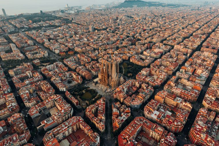 Vue plongeante sur la Sagrada Família et les toits de l'Eixample au coucher du soleil