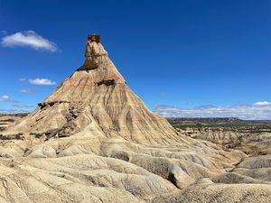 La formation rocheuse de Castildetierra isolée dans le désert des Bardenas