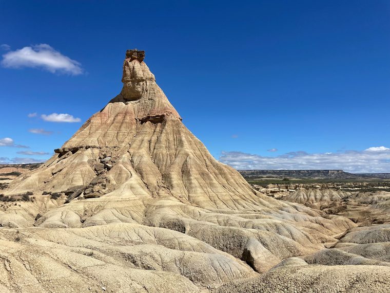 La formation rocheuse de Castildetierra isolée dans le désert des Bardenas