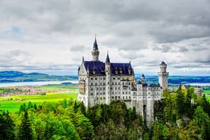Le château de Neuschwanstein émergeant de la forêt bavaroise