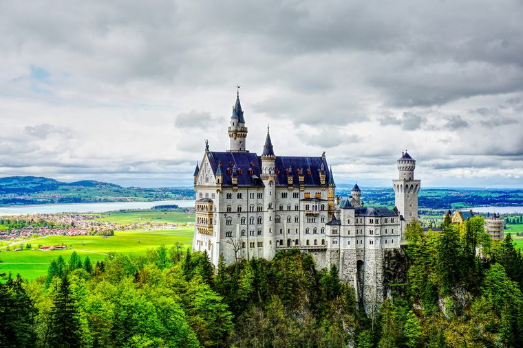 Le château de Neuschwanstein émergeant de la forêt bavaroise