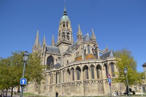 La cathédrale Notre-Dame de Bayeux dominant les toits du centre historique