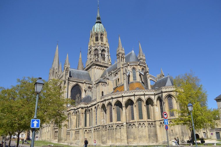 La cathédrale Notre-Dame de Bayeux dominant les toits du centre historique