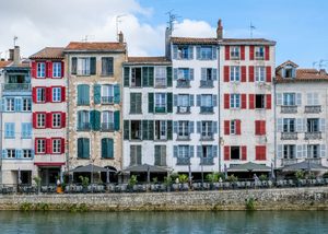 Les maisons à colombages colorées le long de la Nive à Bayonne
