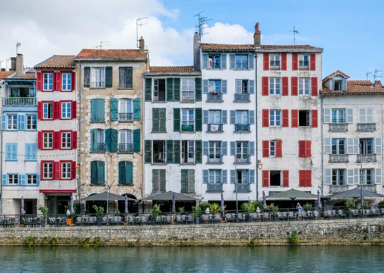 Les maisons à colombages colorées le long de la Nive à Bayonne