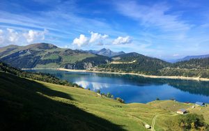 Le lac de Roselend et les sommets du Beaufortain en été