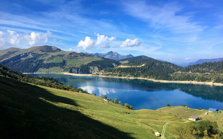 Le lac de Roselend et les sommets du Beaufortain en été