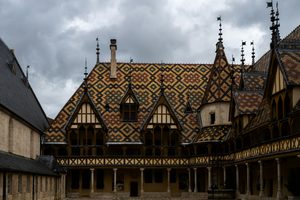 La cour intérieure des Hospices de Beaune et ses toits aux tuiles vernissées