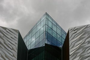 Le bâtiment du musée Titanic Belfast avec son architecture angulaire caractéristique