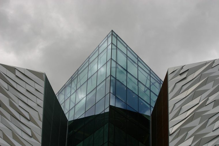 Le bâtiment du musée Titanic Belfast avec son architecture angulaire caractéristique