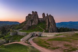 La forteresse de Belogradchik encastrée dans les rochers rouges