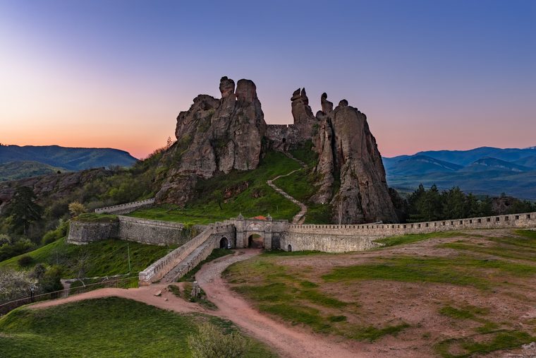 La forteresse de Belogradchik encastrée dans les rochers rouges