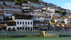 Les maisons ottomanes du quartier de Mangalem superposées à flanc de colline