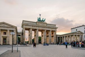 La porte de Brandebourg illuminée au crépuscule