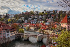 Vue panoramique sur la vieille ville de Berne et la rivière Aar depuis le Rosengarten