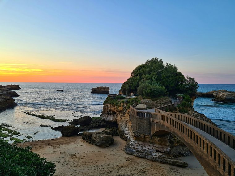 Le Rocher de la Vierge et les vagues de l'océan Atlantique à Biarritz