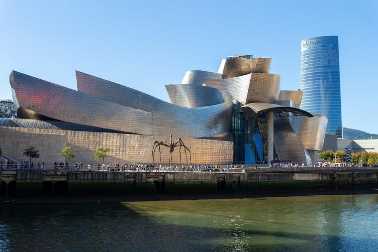 Le musée Guggenheim de Bilbao au bord du fleuve Nervión