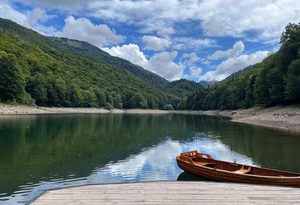 Le lac glaciaire de Biograd entouré par la forêt primaire