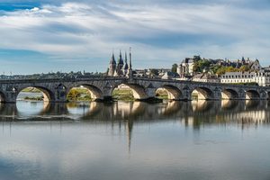 Le château royal de Blois et la ville vus depuis les quais de la Loire