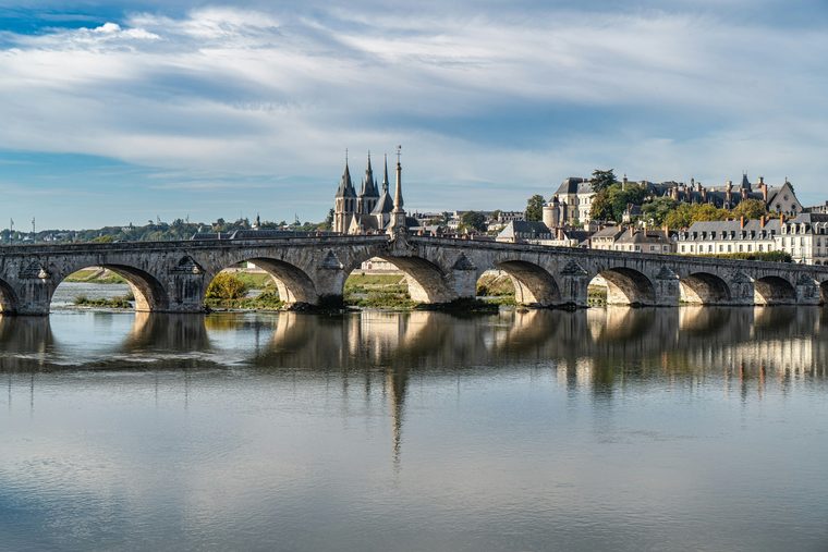 Le château royal de Blois et la ville vus depuis les quais de la Loire