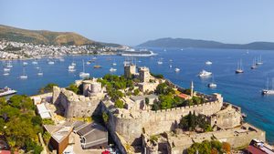 Le château Saint-Pierre dominant la marina et les bateaux traditionnels à Bodrum