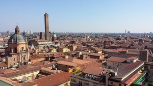 Les deux tours penchées et les toits rouges de Bologne