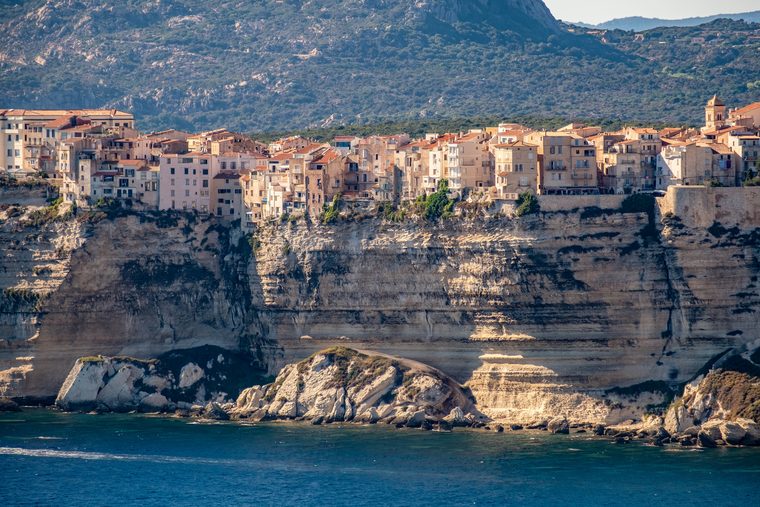 La citadelle de Bonifacio perchée sur ses falaises de calcaire blanc au-dessus de la mer