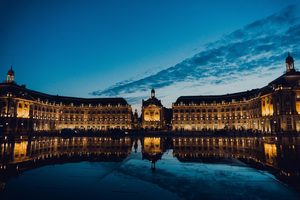La place de la Bourse et le miroir d'eau à la tombée de la nuit