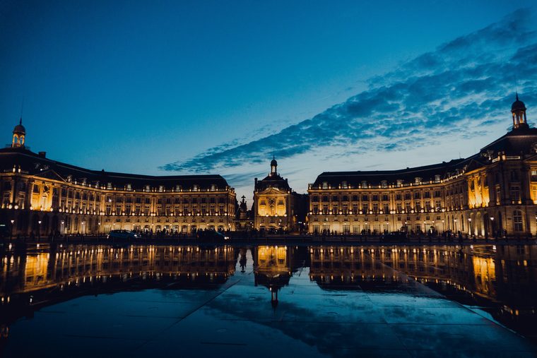 La place de la Bourse et le miroir d'eau à la tombée de la nuit