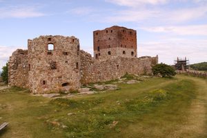 Les ruines de la forteresse de Hammershus dominant la mer Baltique