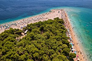 La plage de Zlatni Rat s'avançant dans la mer Adriatique