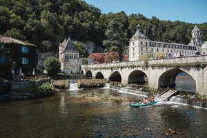 L'abbaye de Brantôme et le pont coudé se reflétant dans la rivière Dronne
