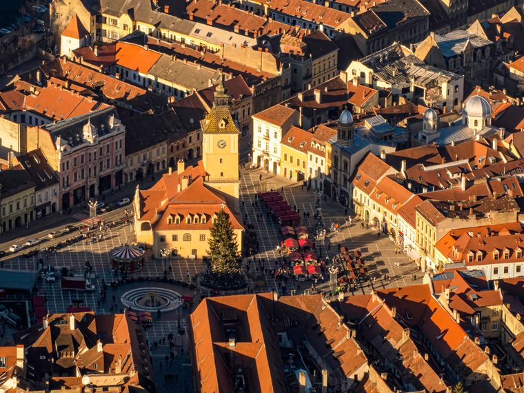 La place du Conseil et l'église Noire avec le mont Tâmpa en arrière-plan