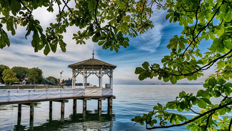 La scène flottante de Bregenz sur le lac de Constance au crépuscule