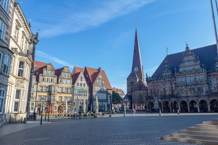 La place du marché de Brême avec l'hôtel de ville et la statue de Roland