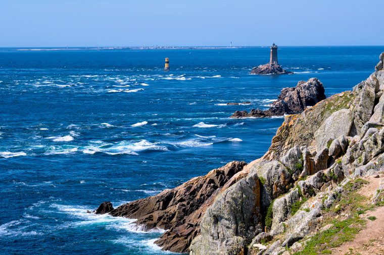 La côte sauvage bretonne et un phare battu par les vents