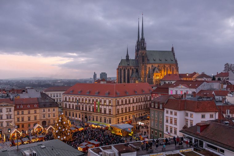 La cathédrale Saint-Pierre-et-Saint-Paul dominant les toits de Brno au crépuscule