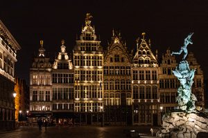 La Grand-Place de Bruxelles illuminée à la tombée de la nuit
